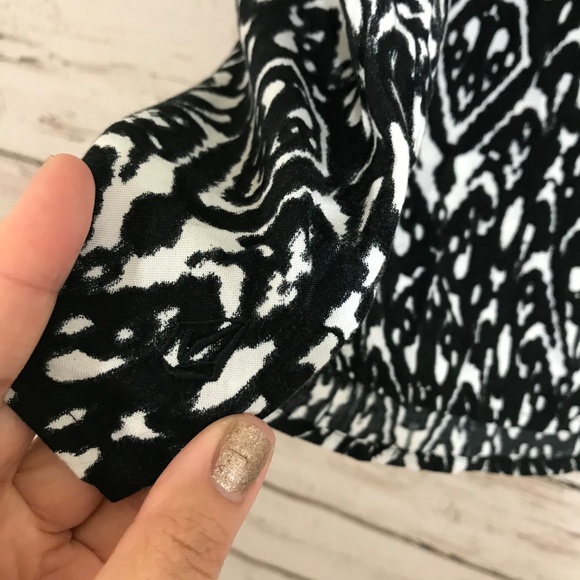 Volcom Black and White Skull Tank - Picture 3 of 9